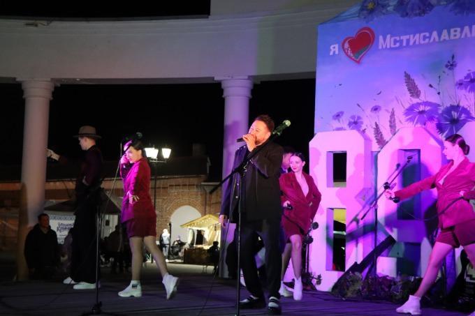 В рамках празднования Дня города в Мстиславле прошла концертная программа заслуженного артиста Беларуси Никиты Фоминых.
