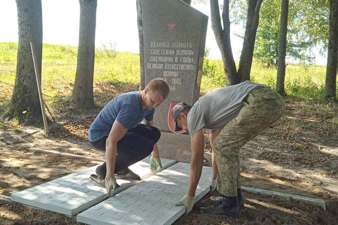 Как сохраняют память о трагедии деревень Шамово и Ракитенка