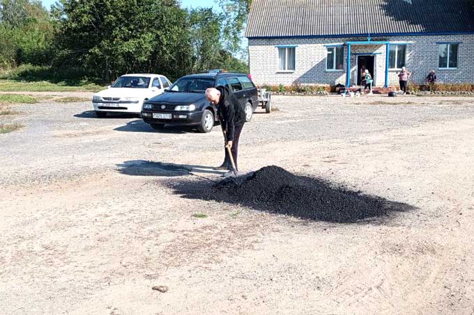В д. Лютня ведутся работы по благоустройству.