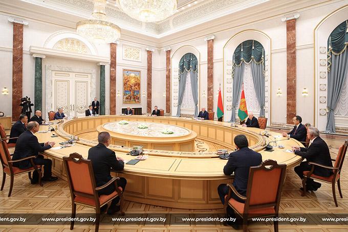 Президент встретился с главами правительственных делегаций