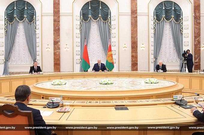 Президент встретился с главами правительственных делегаций