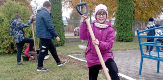Мстиславские школьники озеленяют родной край.