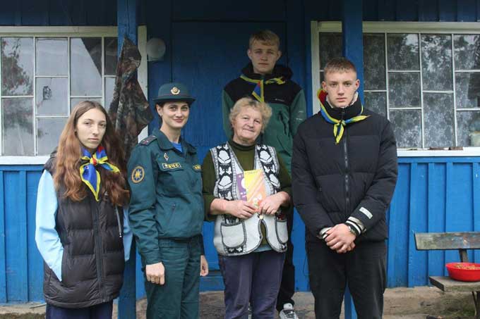 Как спасатели и школьники помогают пожилым