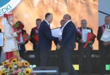 Анатолий Исаченко вручил грамоту трактористу ОАО «МушиноАгро» Анатолий Исаченко вручил грамоту трактористу ОАО «МушиноАгро»