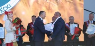 Анатолий Исаченко вручил грамоту трактористу ОАО «МушиноАгро»