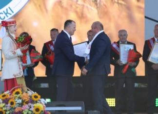 Анатолий Исаченко вручил грамоту трактористу ОАО «МушиноАгро»