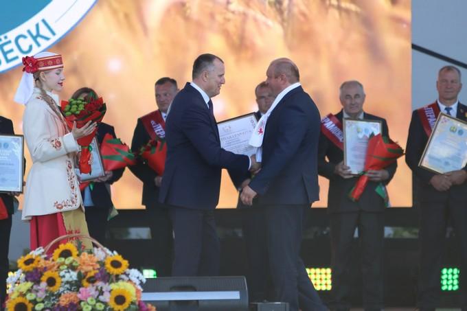 Анатолий Исаченко вручил грамоту трактористу ОАО «МушиноАгро»