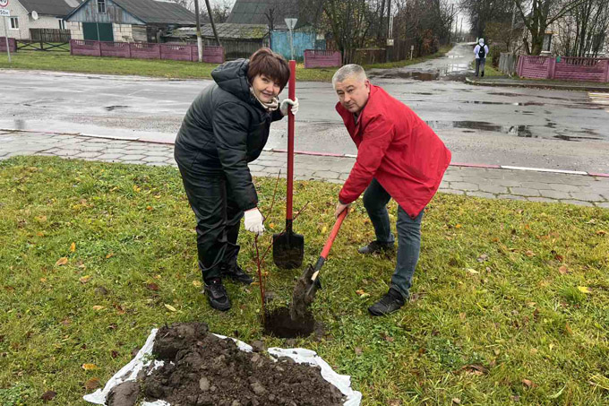 В аг. Ходосы депутаты провели акцию по озеленению