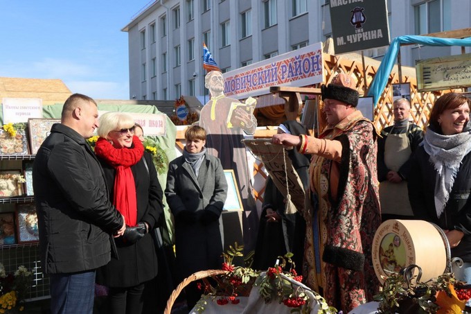На мстиславском подворье в Кричеве многолюдно. Узнали почему