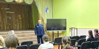 Правоохранители проводят встречи в школах района.