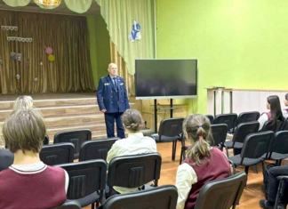 Правоохранители проводят встречи в школах района.