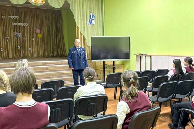 тривайло Правоохранители проводят встречи в школах района.