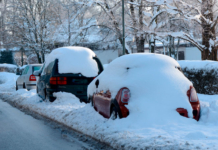 Водителей будут штрафовать за неубранный снег вокруг авто.