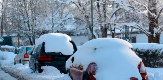 Водителей будут штрафовать за неубранный снег вокруг авто.
