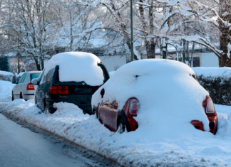Водителей будут штрафовать за неубранный снег вокруг авто.