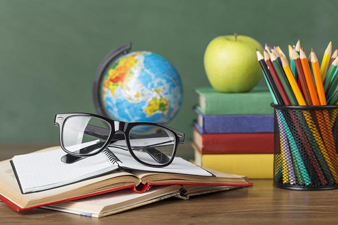 education-day-assortment-table Узнали, обязаны ли школьники посещать классные часы