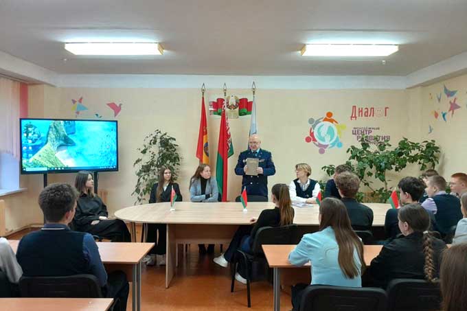 три1 О чём прокурор района говорил на встрече со школьниками.