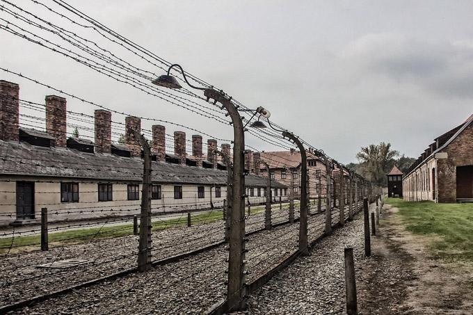 auschwitz-i-3671388_1280 В библиотеке открыта выставка, посвящённая памяти жертв Холокоста