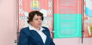 Делегат ВНС Елена Хлиманкова обсуждает планы на пятилетку с трудовыми коллективами.