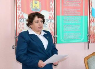 Делегат ВНС Елена Хлиманкова обсуждает планы на пятилетку с трудовыми коллективами.