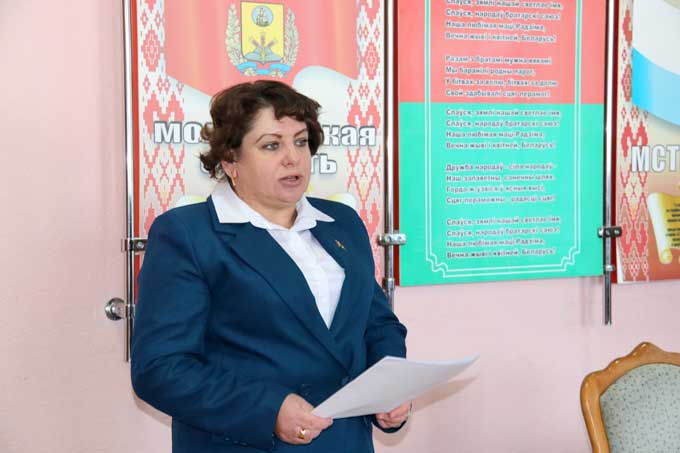 Делегат ВНС Елена Хлиманкова обсуждает планы на пятилетку с трудовыми коллективами.