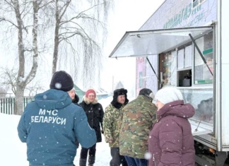 Разговор у автолавки: спасатели учат сельчан избегать пожаров.