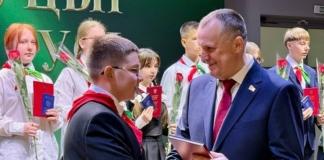 Мстиславский школьник получил первый паспорт из рук губернатора.