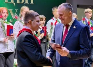 Мстиславский школьник получил первый паспорт из рук губернатора.