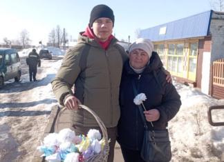 В День женщин волонтёры вышли на улицы агрогородка. Узнали зачем