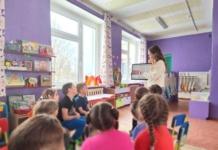 Как сотрудники прокуратуры знакомят малышей с государственными символами.