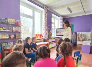 Как сотрудники прокуратуры знакомят малышей с государственными символами.