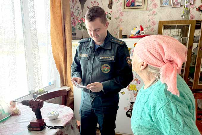 спасатели Спасатели проводят рейды в частном секторе и встречи с коллективами.
