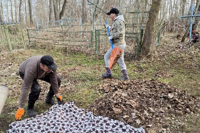 Трудовые коллективы района приводят в порядок гражданские кладбища