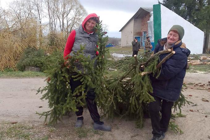 Жители д. Усполье привели в порядок территорию у памятного знака