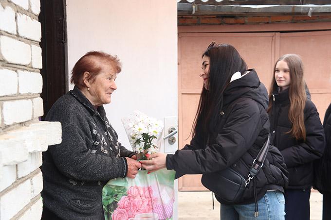 Активисты БРСМ посетили бывшую узницу