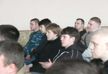 В Мстиславле призывникам вручили повестки на срочную военную службу.