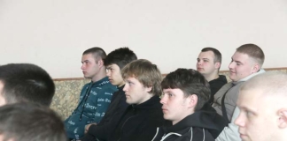 В Мстиславле призывникам вручили повестки на срочную военную службу.