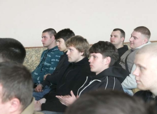 В Мстиславле призывникам вручили повестки на срочную военную службу.