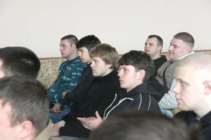 В Мстиславле призывникам вручили повестки на срочную военную службу.