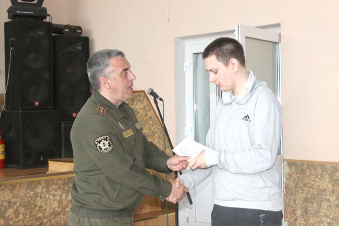 В Мстиславле призывникам вручили повестки на срочную военную службу
