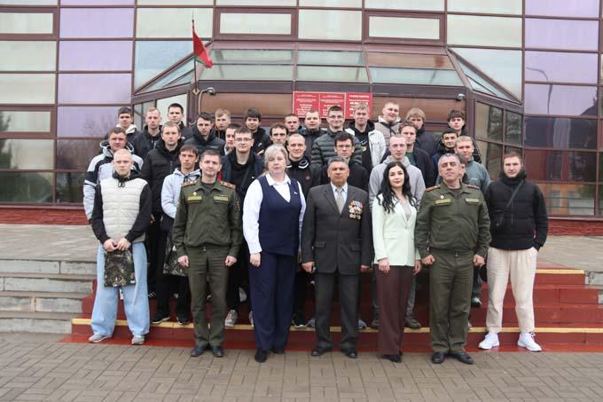 В Мстиславле призывникам вручили повестки на срочную военную службу