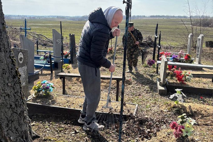 Трудовые коллективы района приводят в порядок гражданские кладбища
