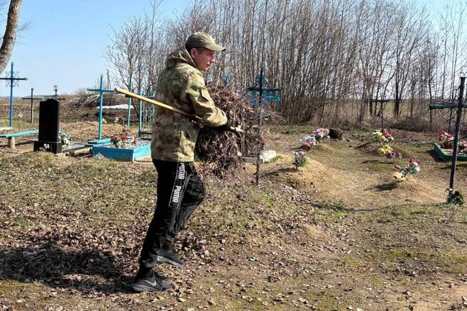 Трудовые коллективы района приводят в порядок гражданские кладбища