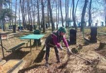 Как жители района приводят в порядок кладбища накануне Радоницы