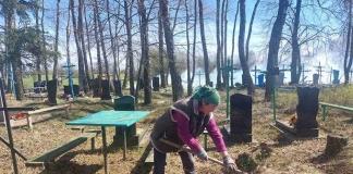 Как жители района приводят в порядок кладбища накануне Радоницы