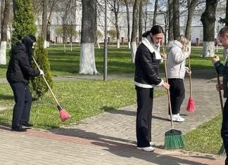 В парке Мира прошла акция по благоустройству памятника ликвидаторам ЧАЭС