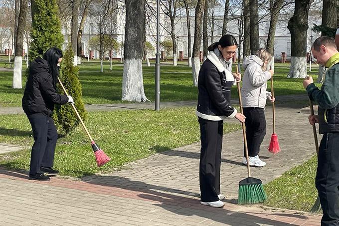 В парке Мира прошла акция по благоустройству памятника ликвидаторам ЧАЭС