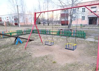 Жители аг. Мишни навели порядок на детской площадке 