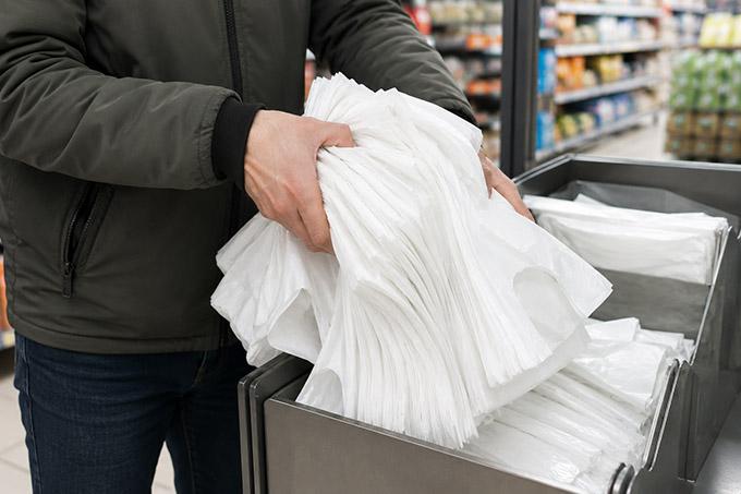 За пакеты из магазина можно получить штраф. Что важно знать