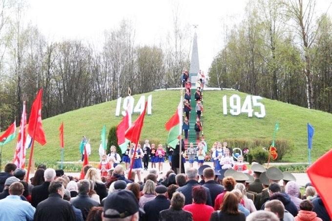 Руководство района поздравляет с Днём Победы